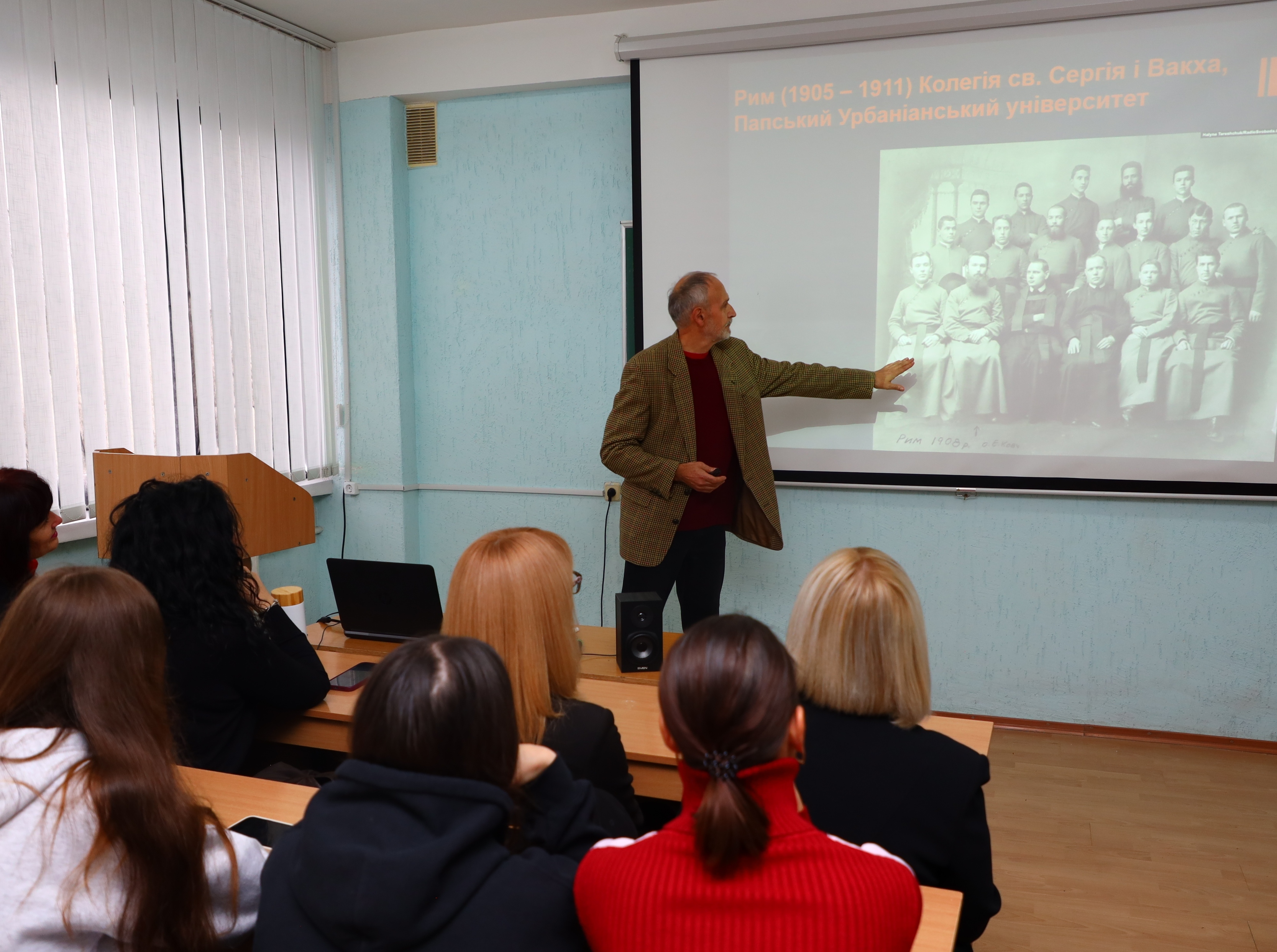 Олександр Степаненко знайомить молодь з душпастирською місією  родини Ковчів